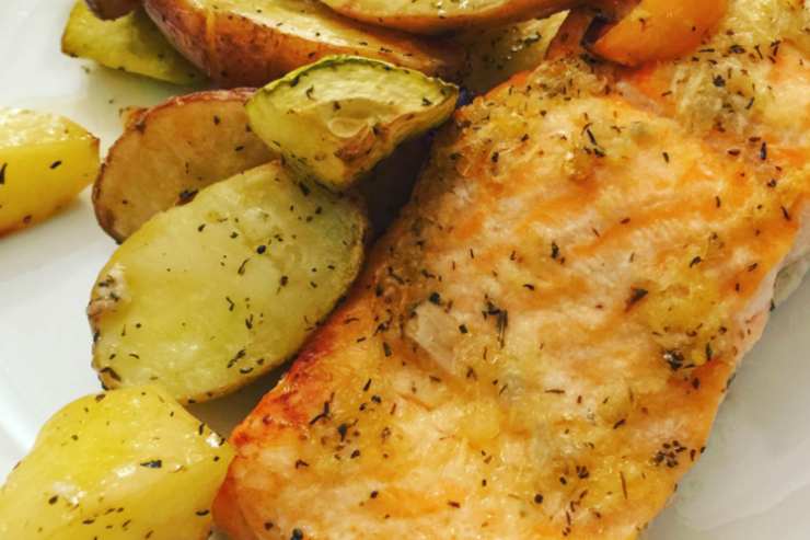 salmone dorato al forno con patate