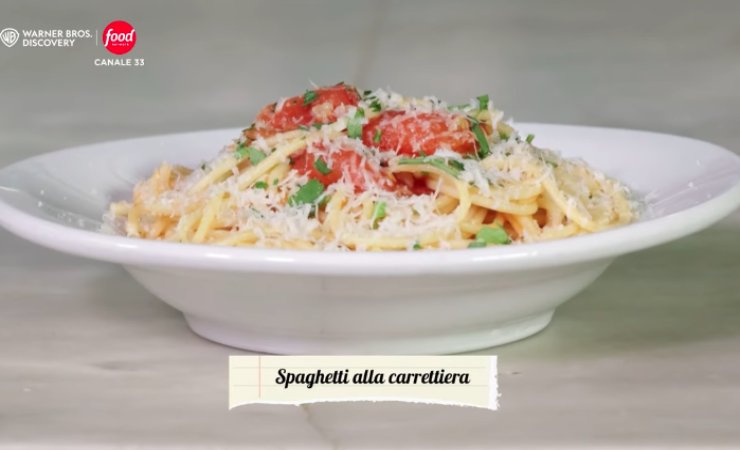 spaghetti con aglio, olio, peperoncino, prezzemolo e pomodori