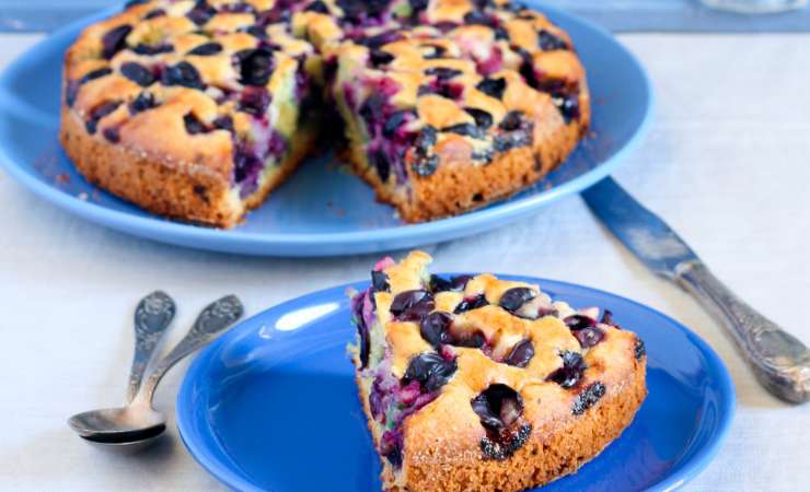 torta con uva fragola tagliata