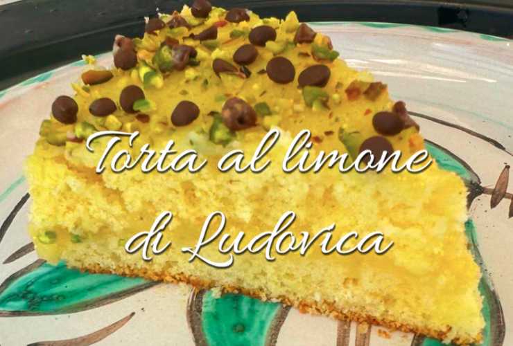 fetta di torta al limone con pistacchi e cioccolato