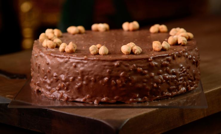 torta cioccolato e nocciola su tavola