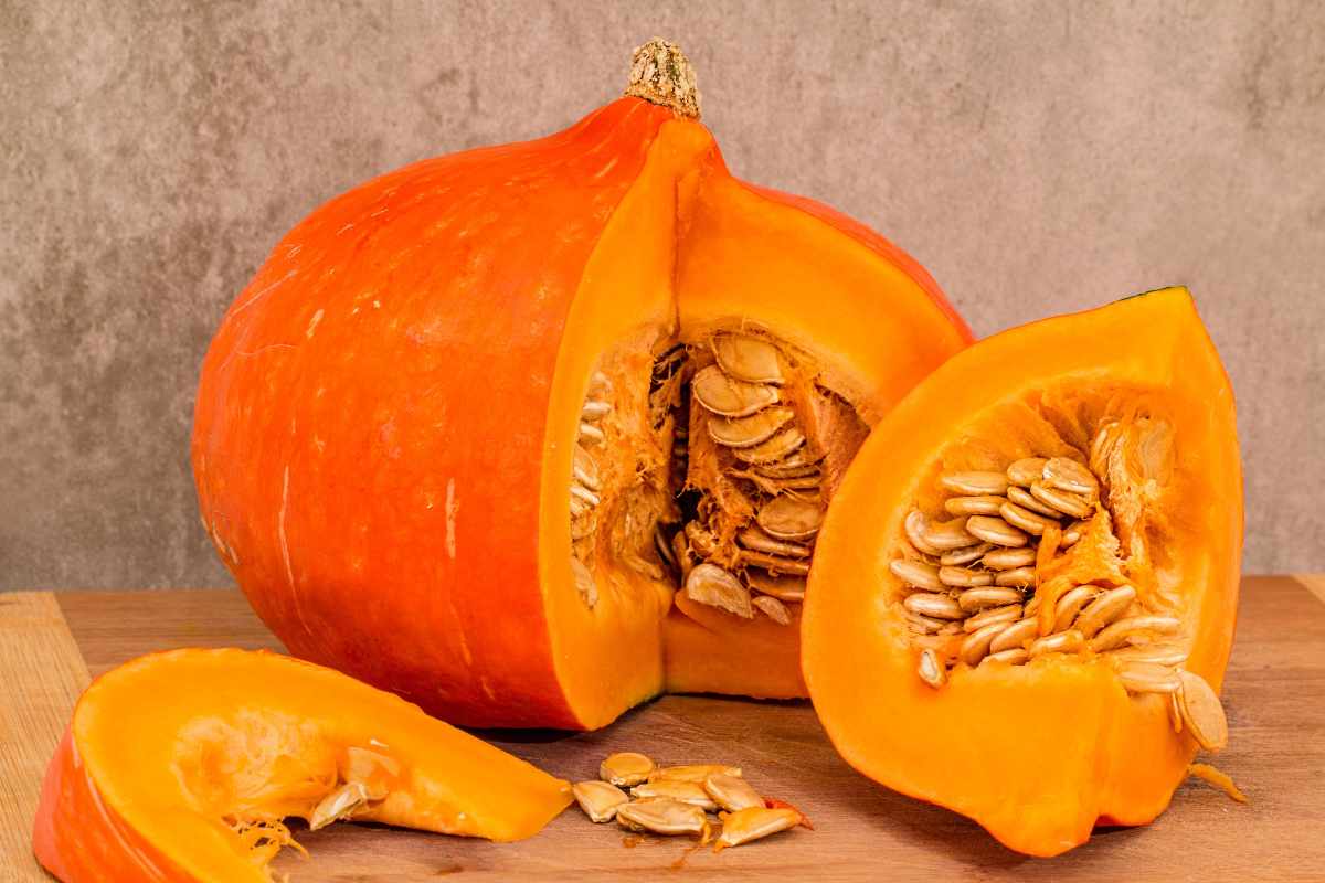 zucca aperta con buccia e semi