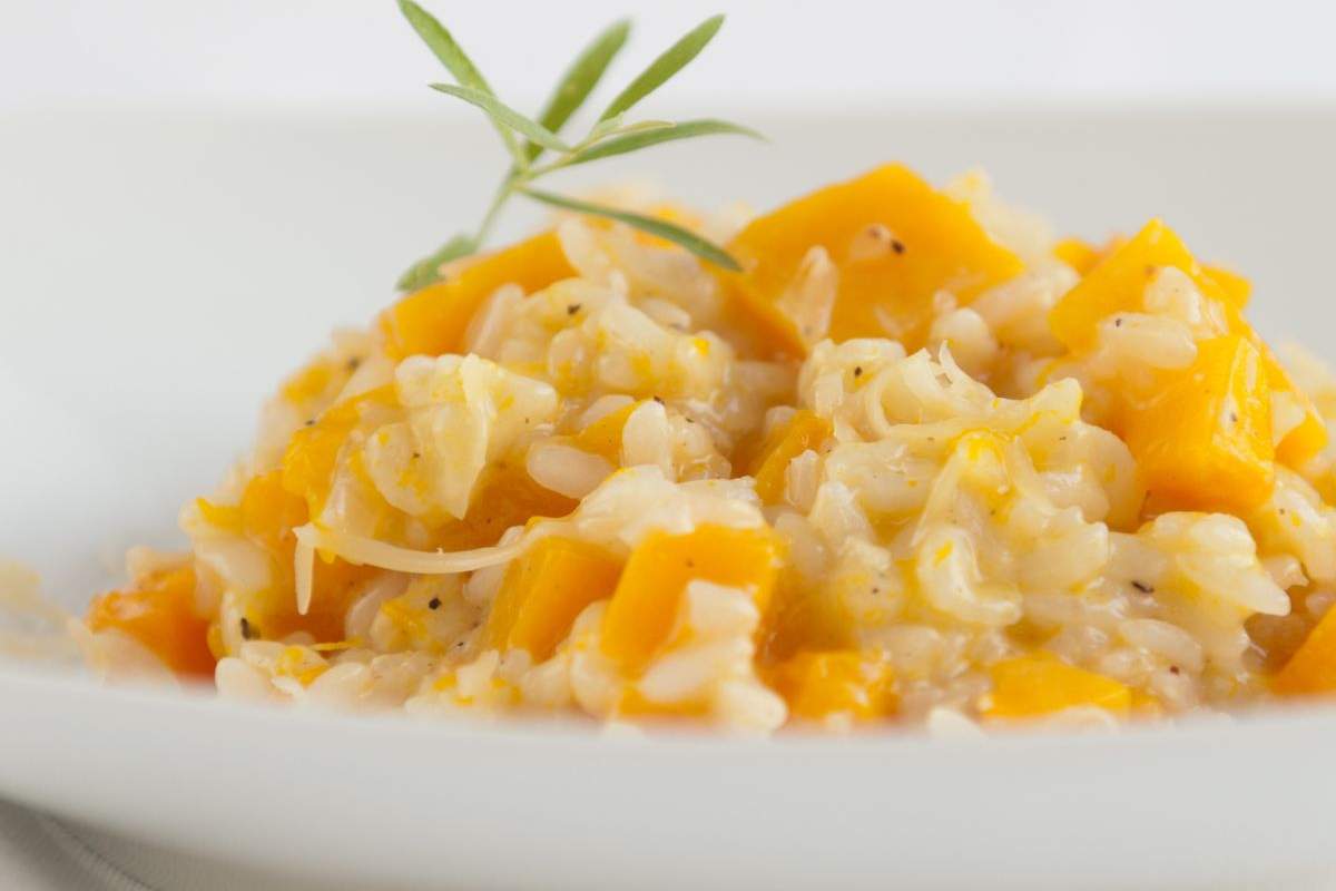 risotto cremoso con zucca a pezzi e rosmarino