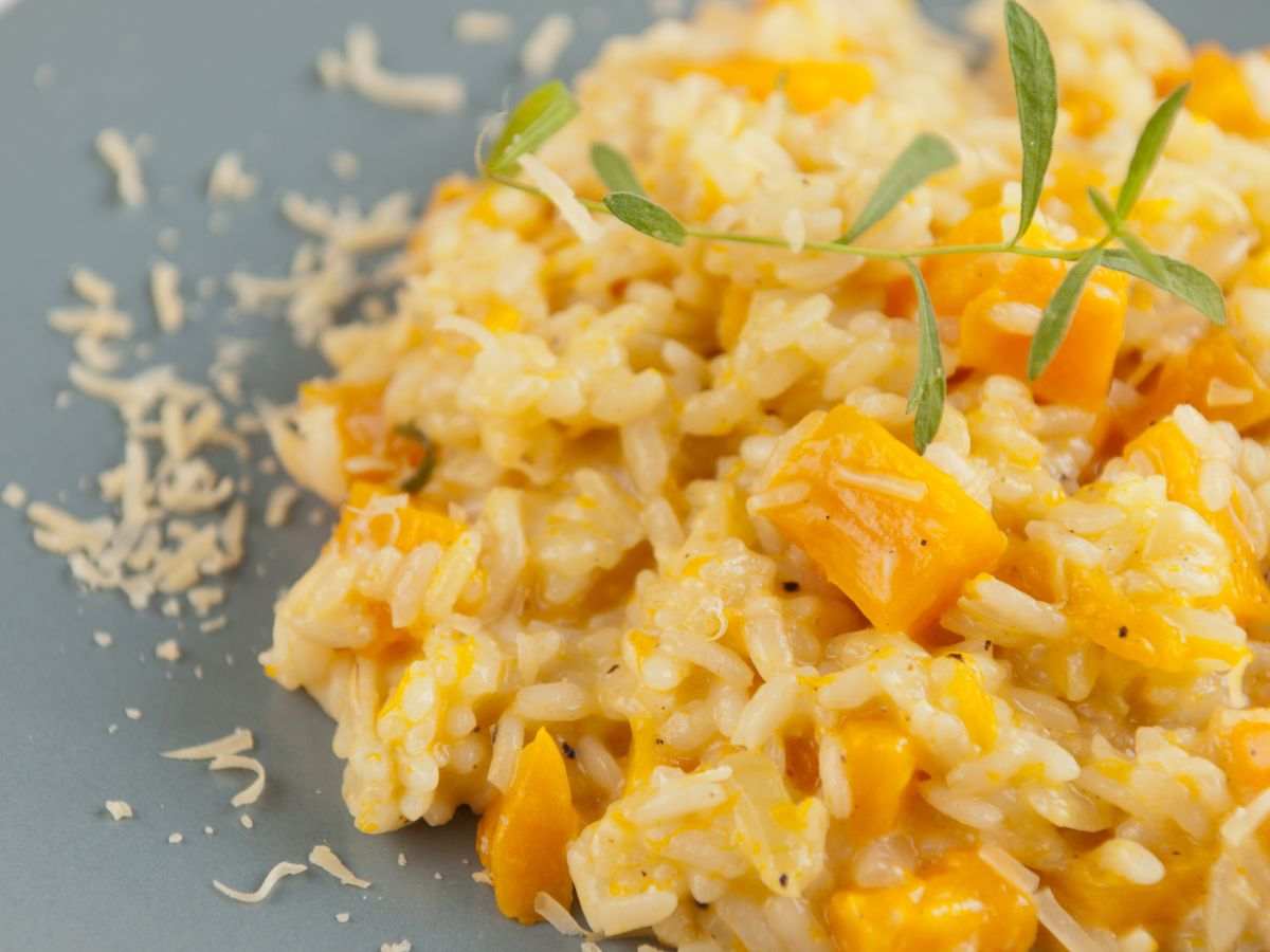 risotto in un piatto con zucca e rosmarino