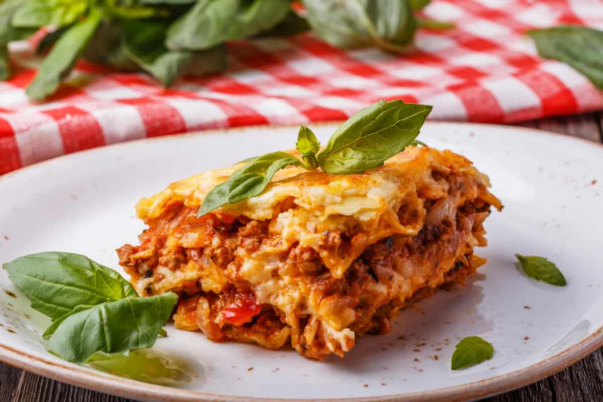 lasagna al ragù con sopra delle foglie di basilico