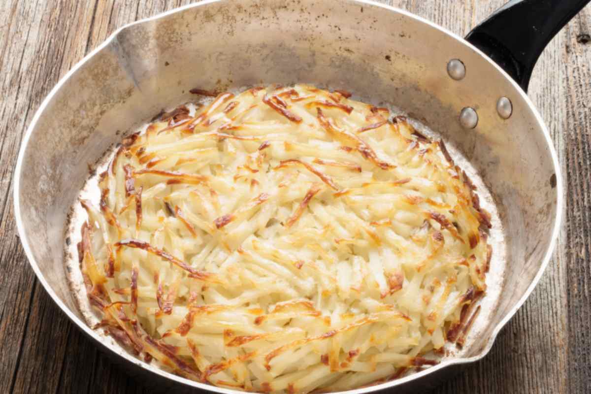 rosti dorato in un tegame di ferro