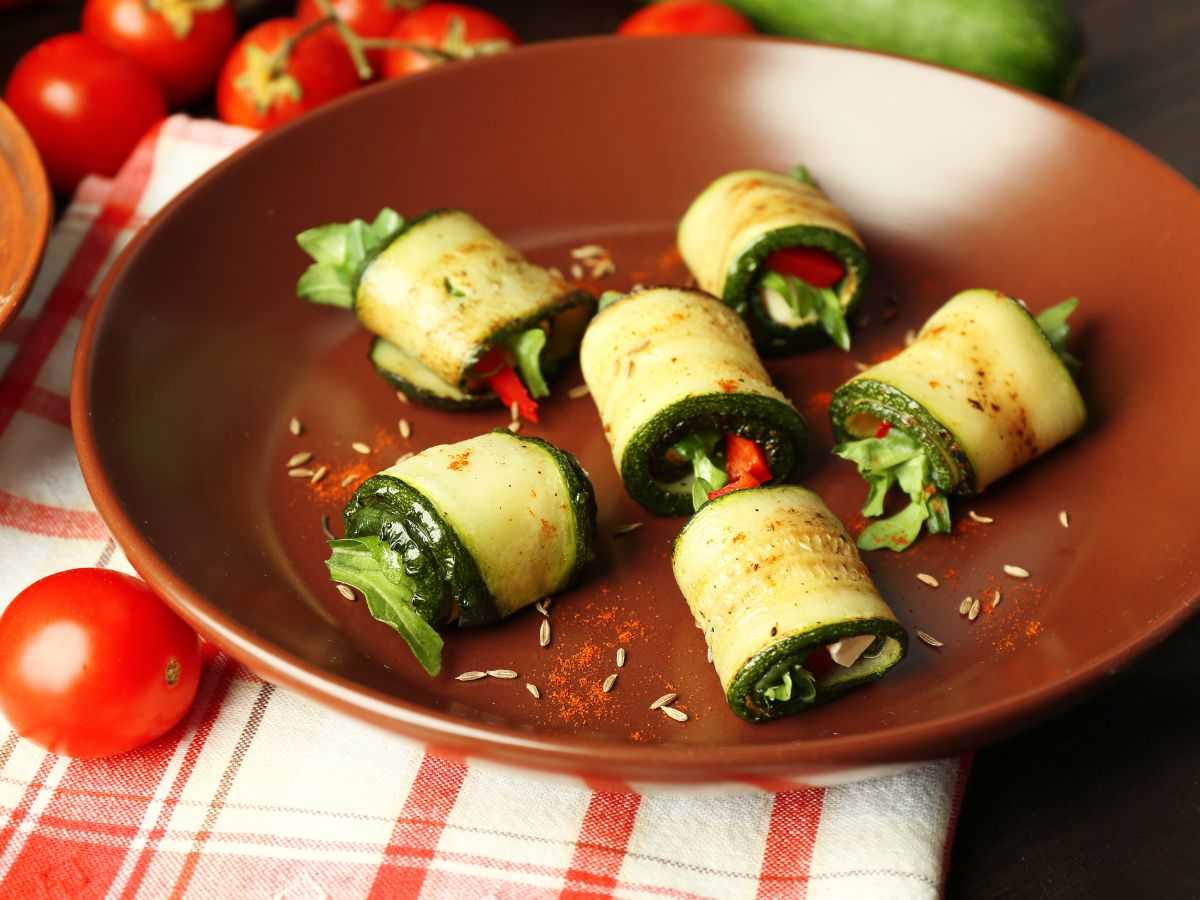 dei rotolini di zucchine farciti con rucola