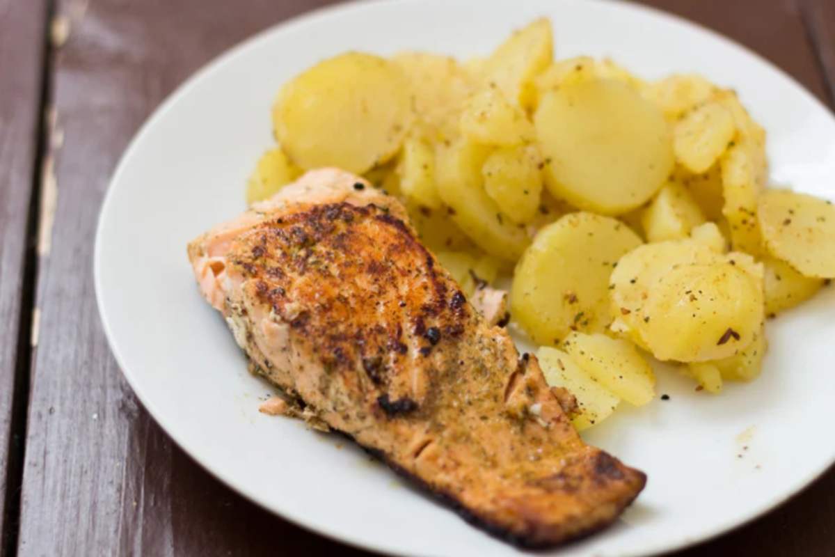 filetto di salmone dorato con patate