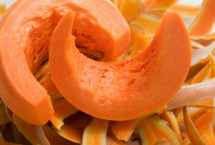 pezzi di zucca sbucciata