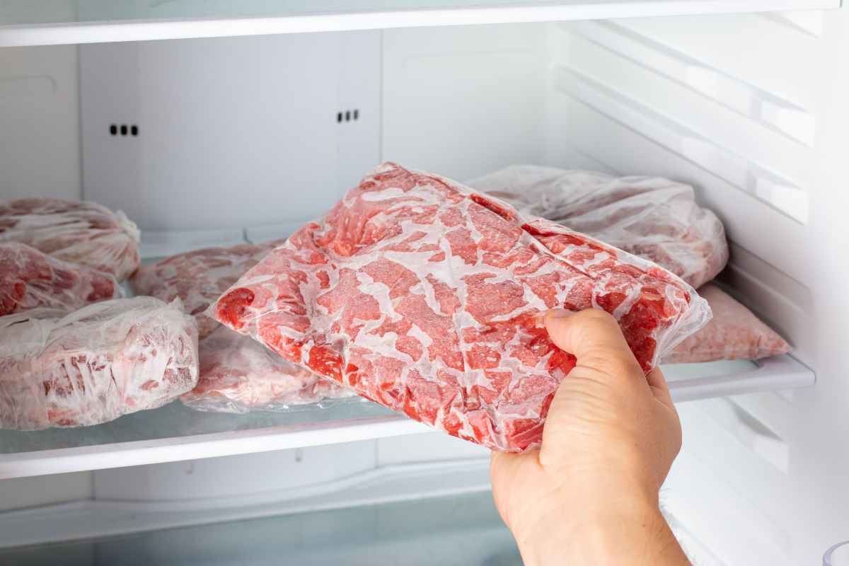 prendere un pezzo di carne congelata dal congelatore