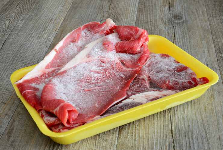 confezione di fettine di carne congelata sul tavolo