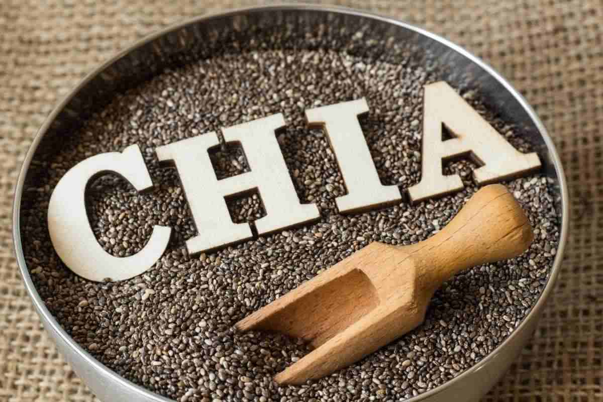 ciotola con semi di chia e scritta 