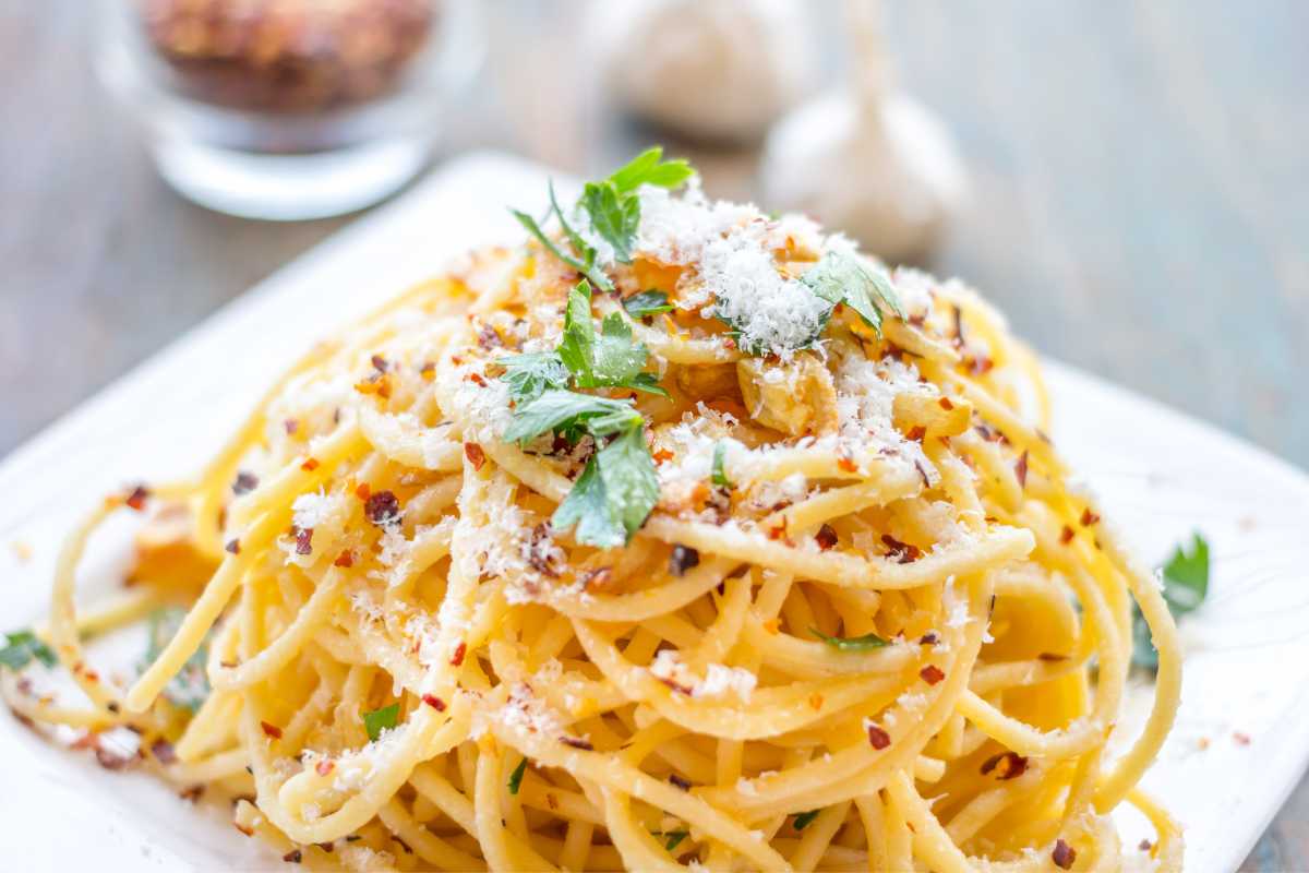 spaghetti con aglio, olio, peperoncino, prezzemolo e pecorino