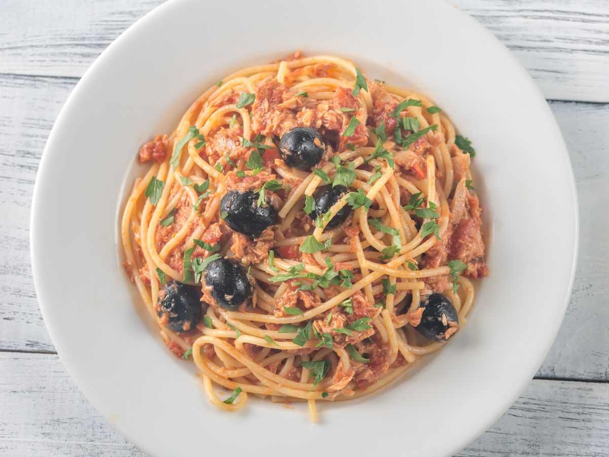spaghetti con tonno, pomodoro e olive