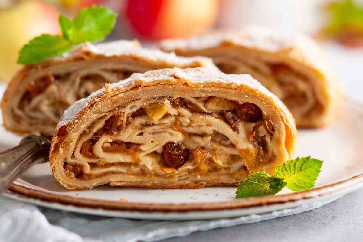 strudel classico farcito con mele e uvetta