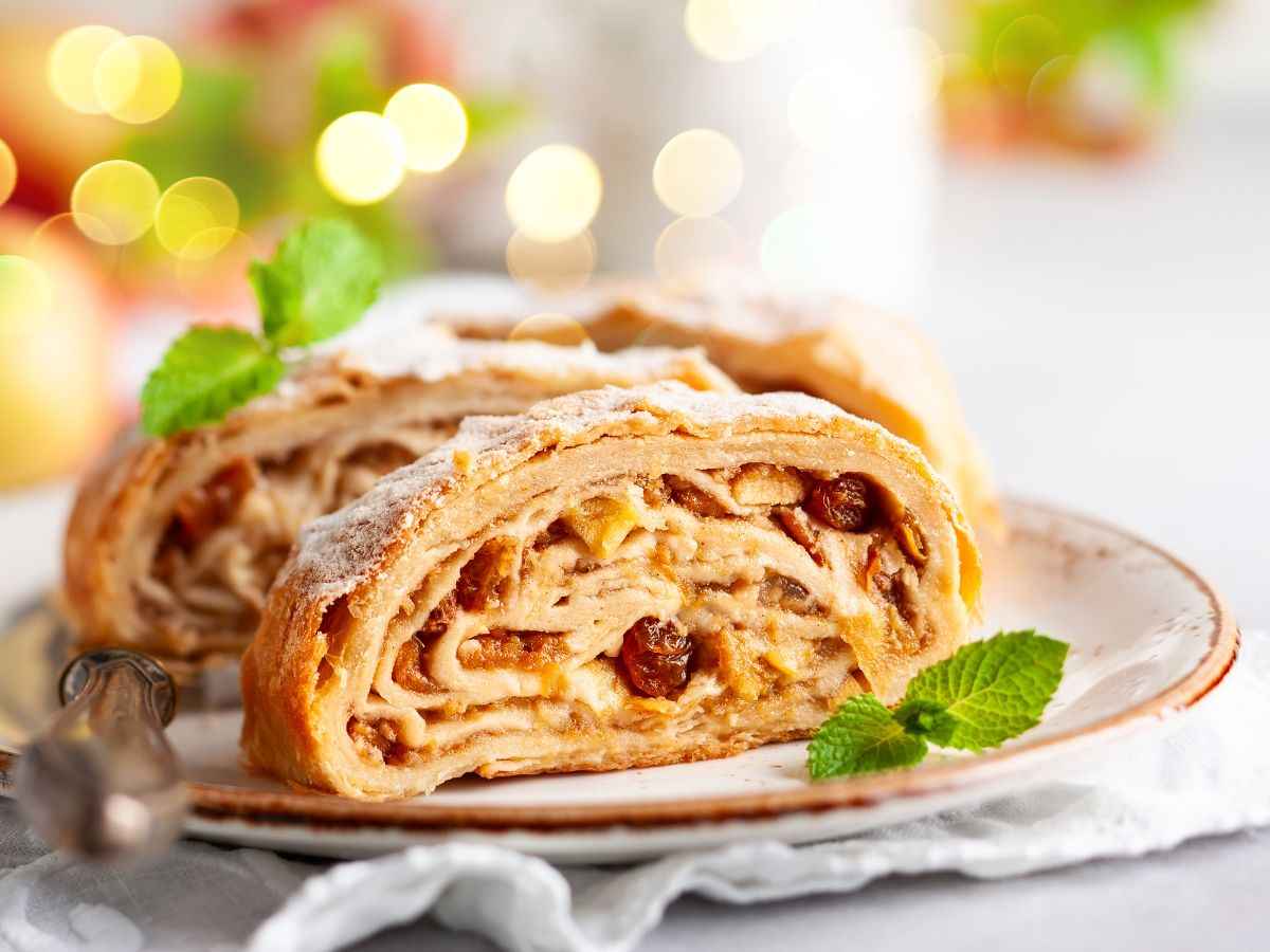 uno strudel a fette con mele
