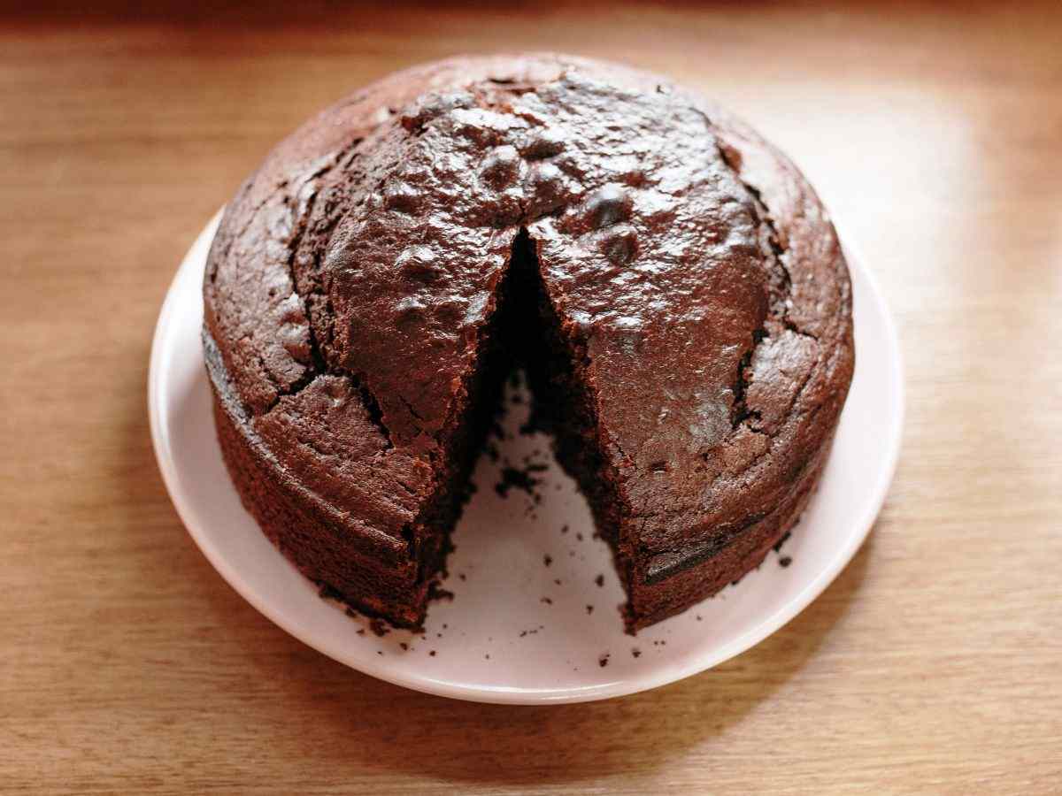 una torta al cioccolato senza una fetta