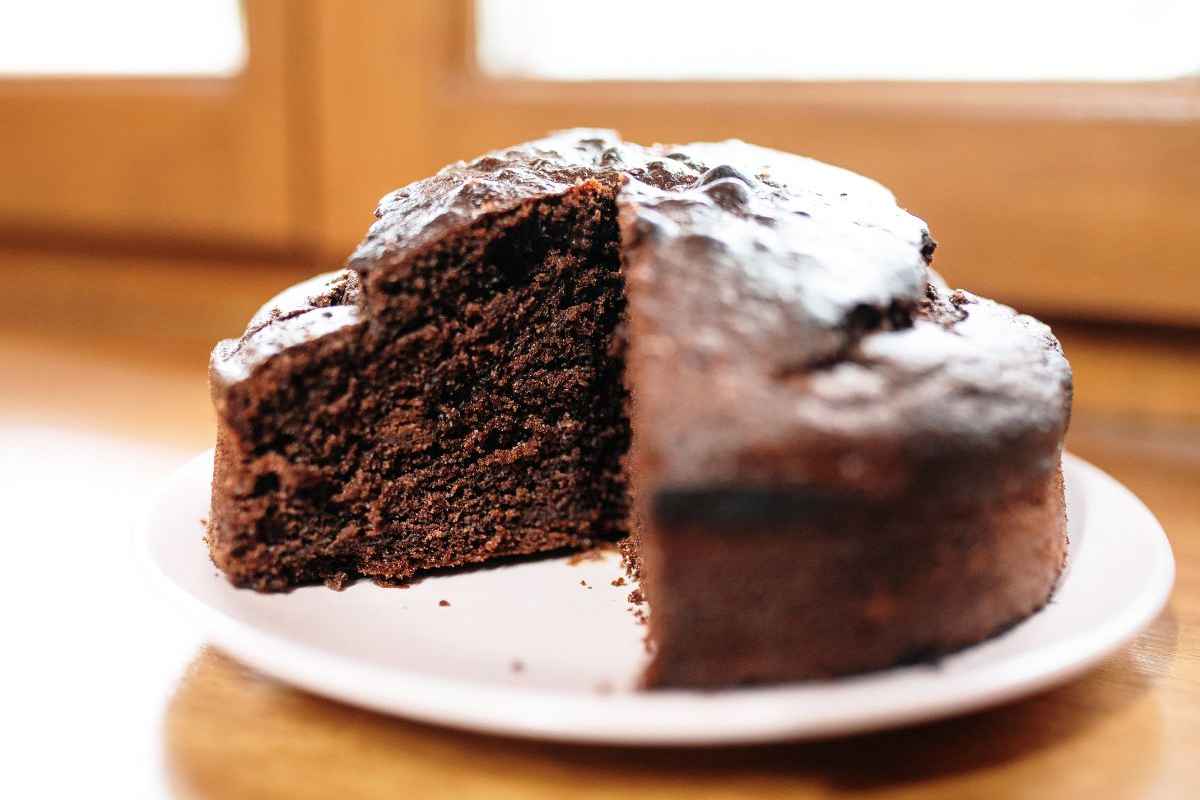una torta soffice al cioccolato con zucchero al velo in superficie