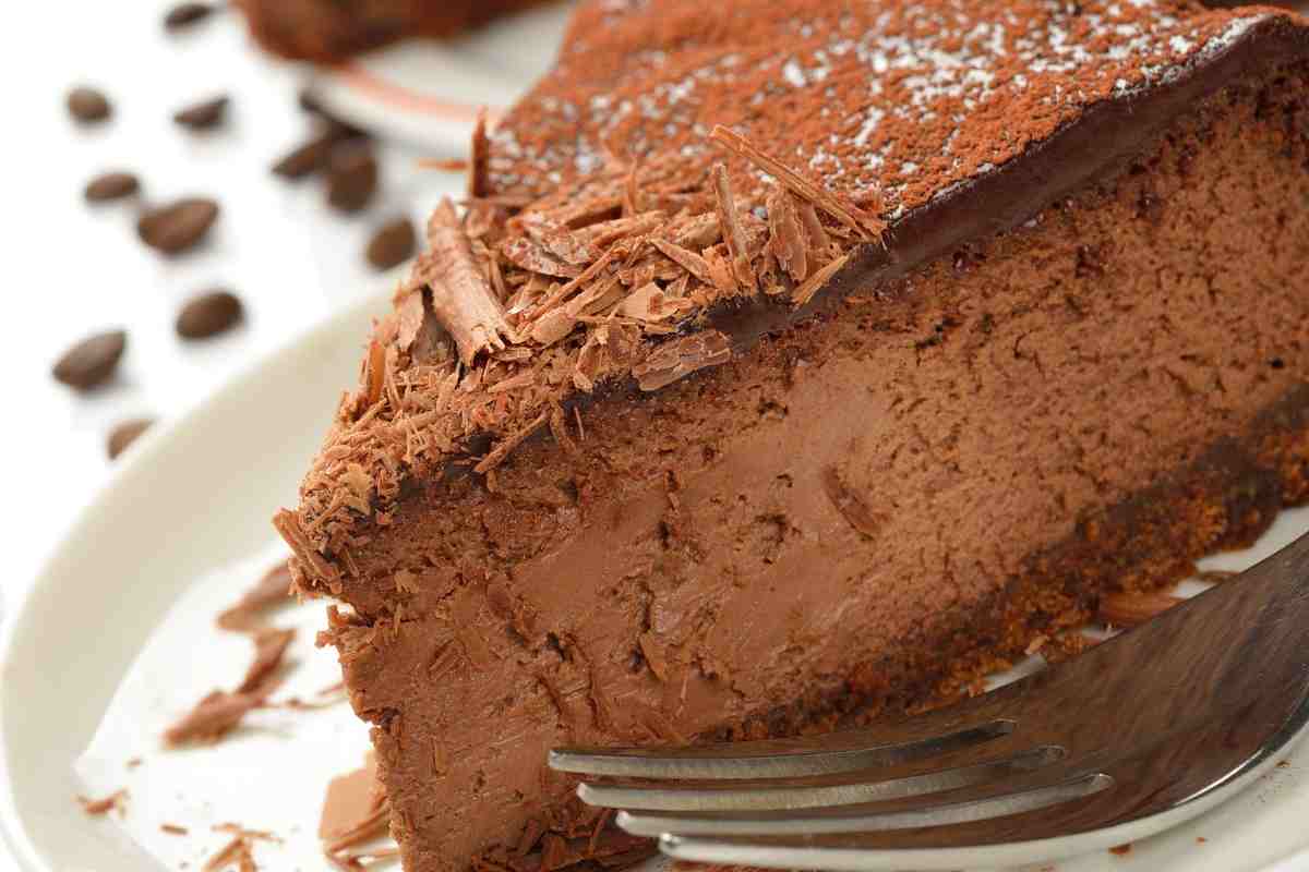 una fetta di torta al cioccolato