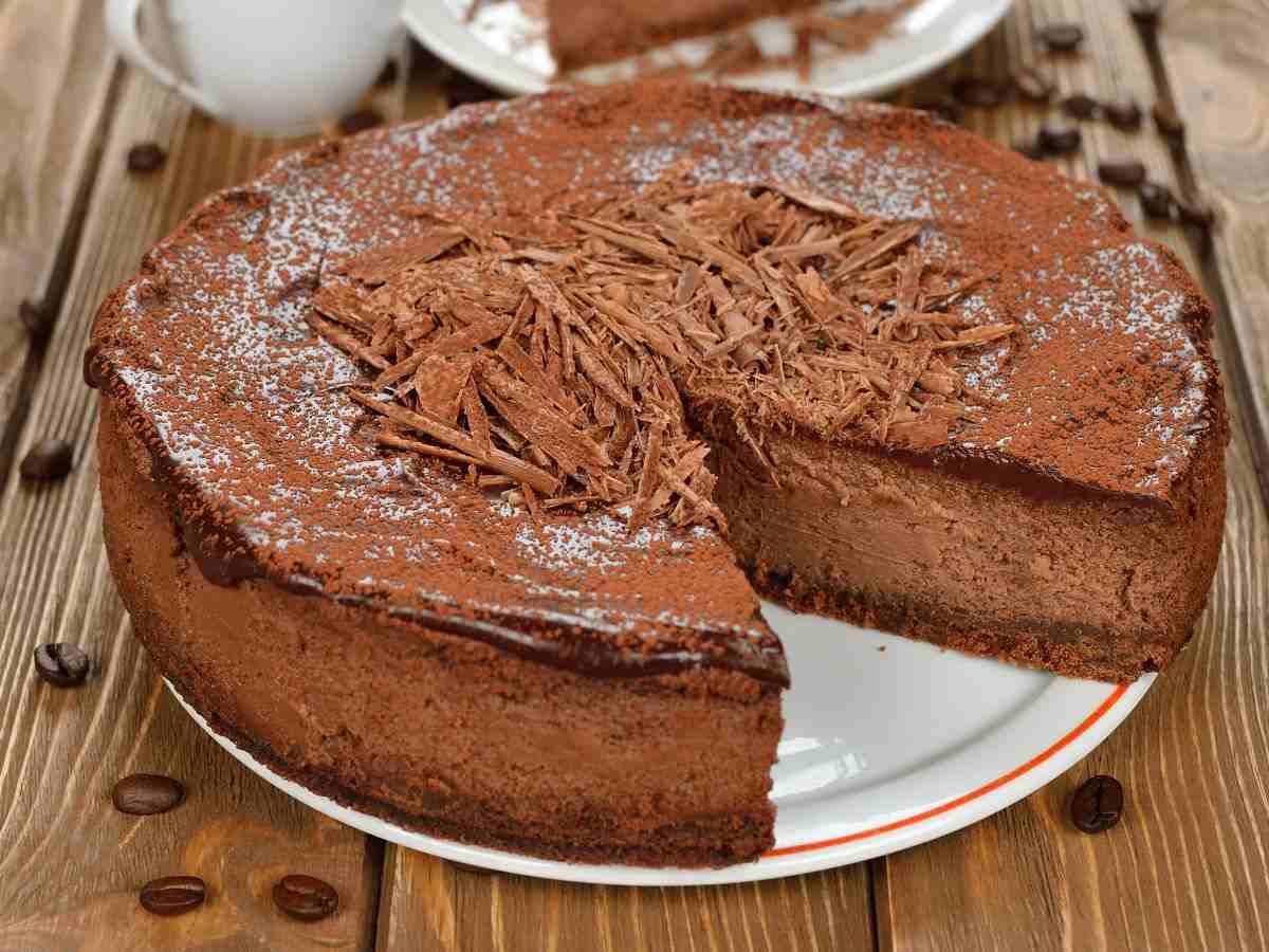 torta al cioccolato con scaglie in superficie