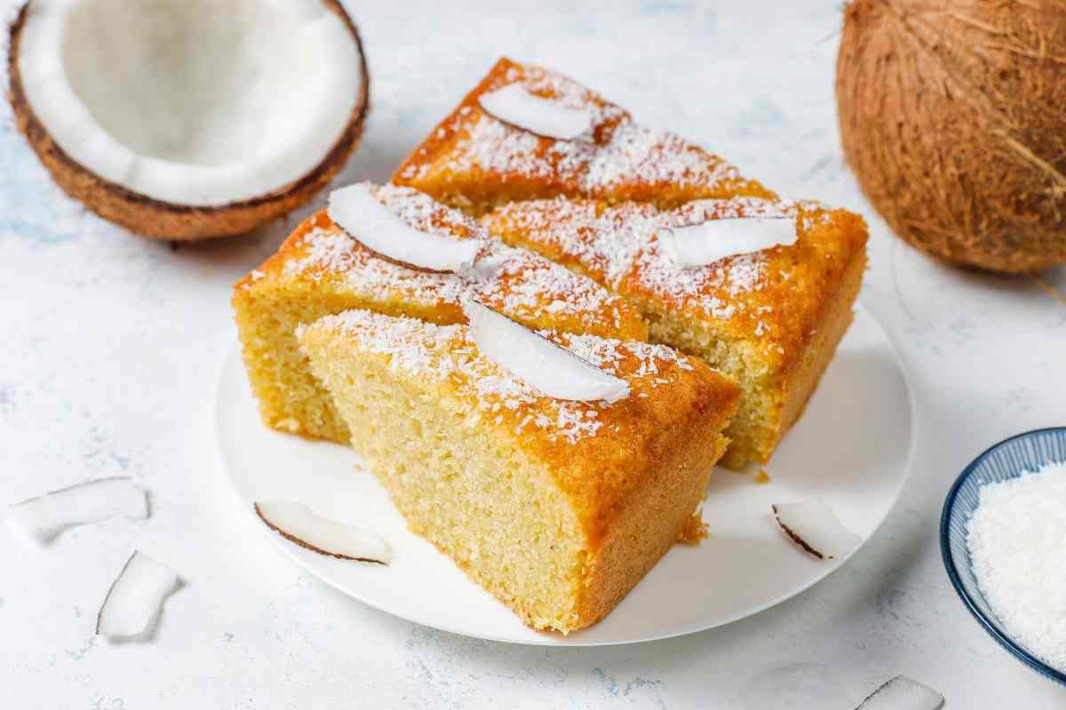 torta con cocco rapè in superficie a fette