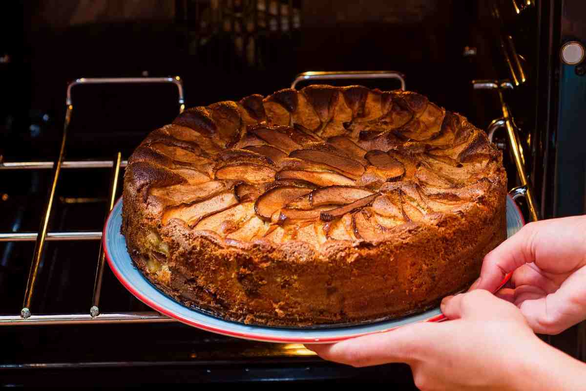 una torta di mele appena fuori dal forno