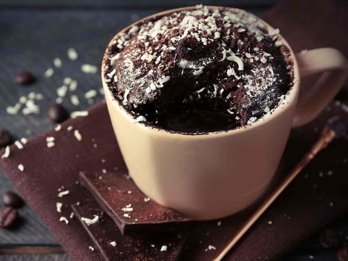 una torta in tazza al cioccolato con cocco