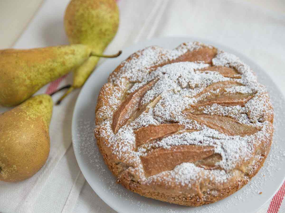 torta con zucchero al velo e pere