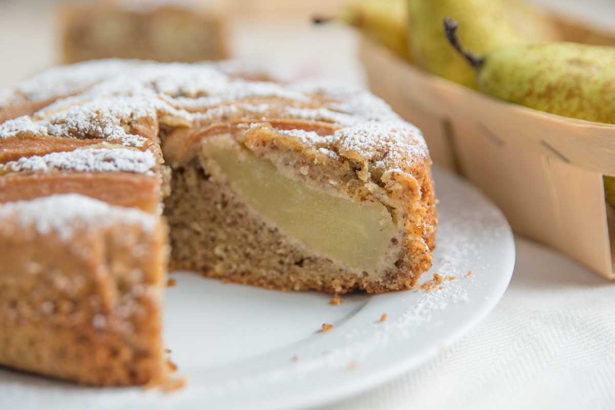 dettaglio di torta tagliata con interno di pere