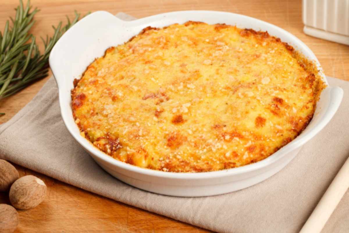 torta salata di patate dentro alla tortiera