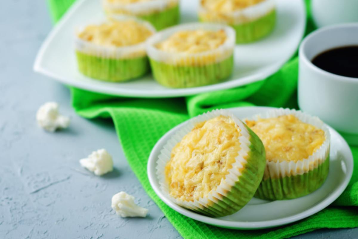 tortini di cavolfiore dorati in piatto bianco