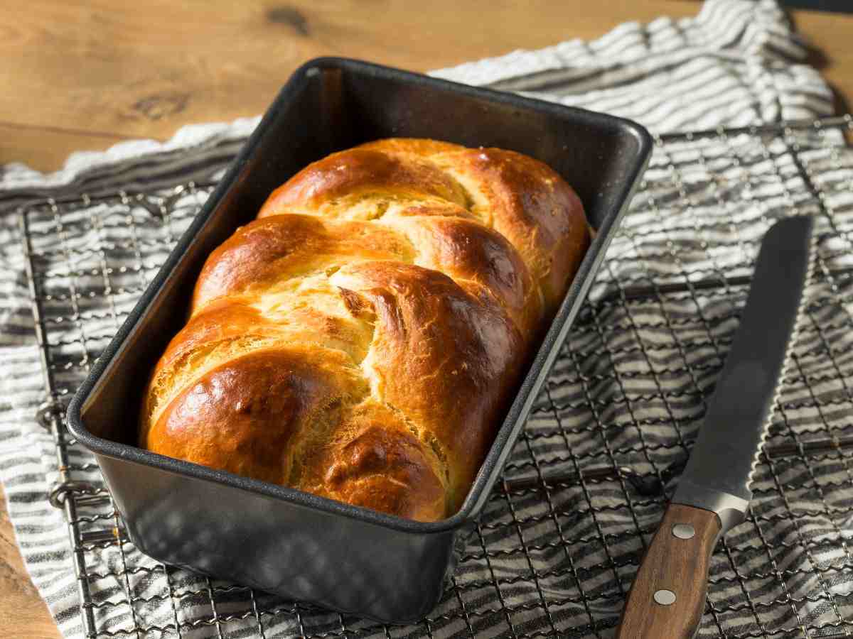 brioche a forma di treccia in uno stampo