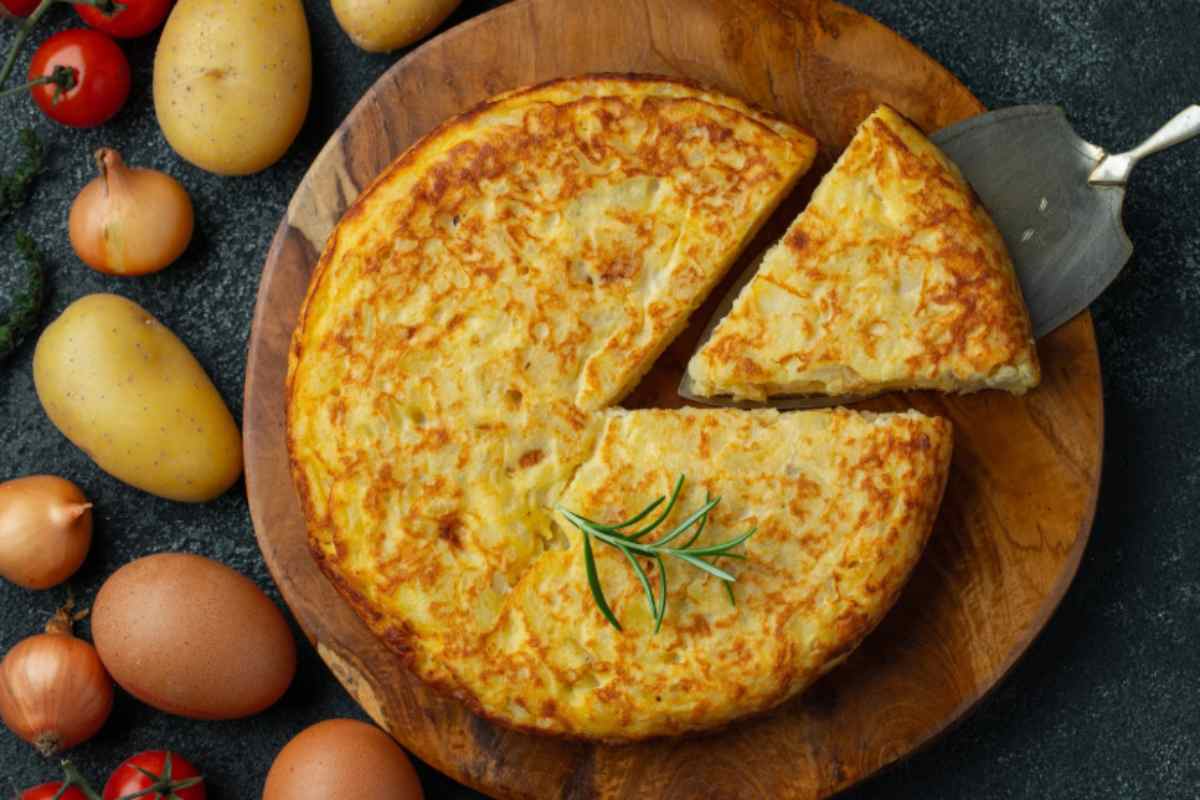Frittata di patate su tagliere di legno