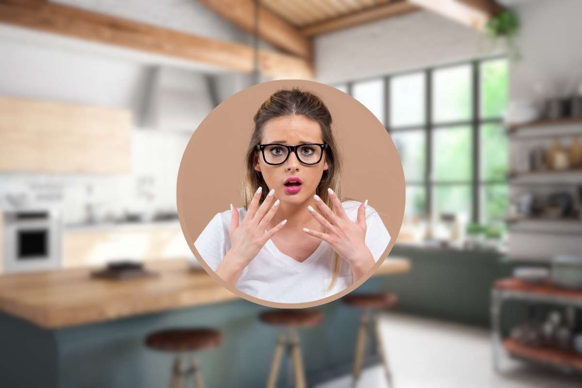donna spaventata nel riquadro e cucina sullo sfondo