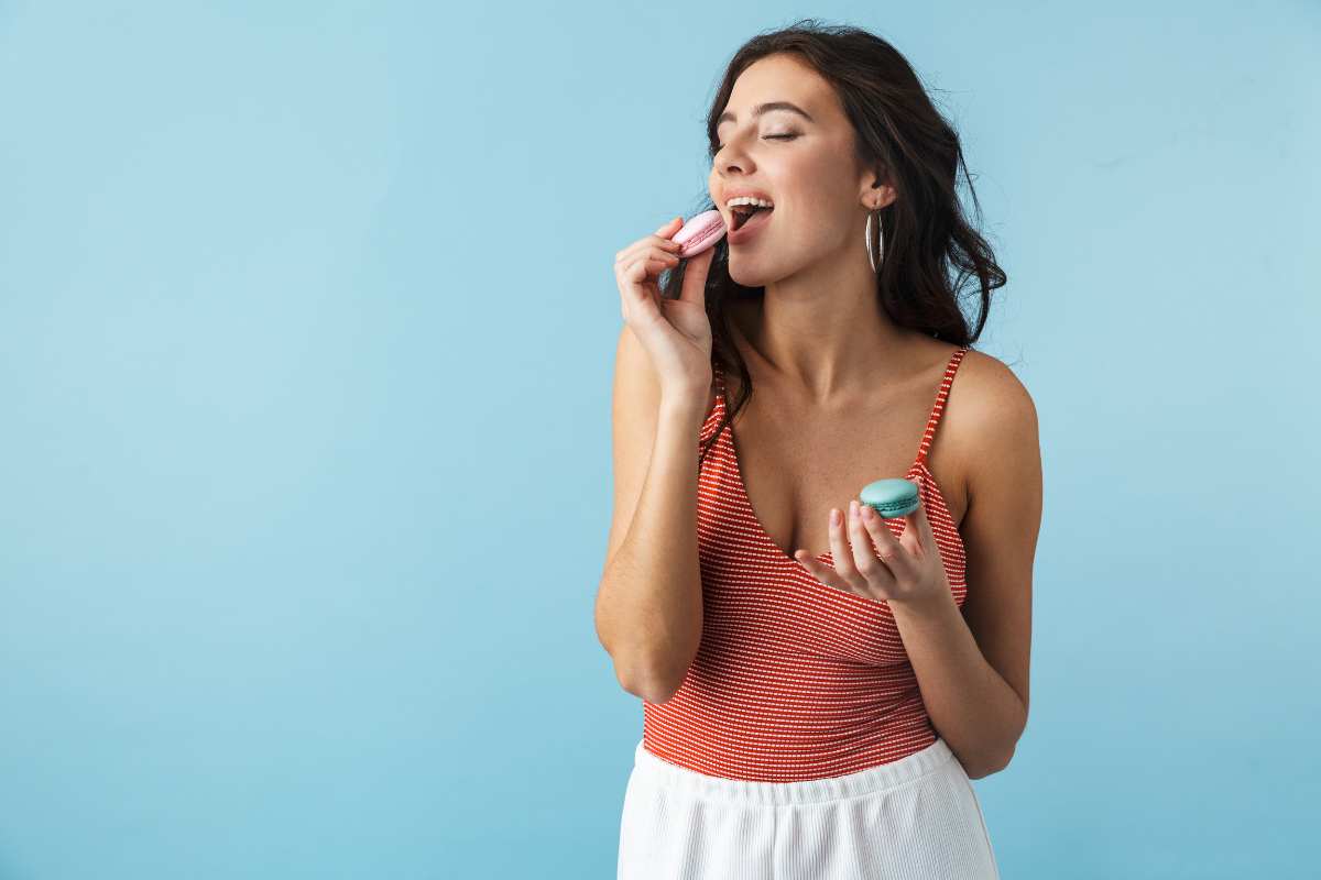 ragazza che mangia macarons