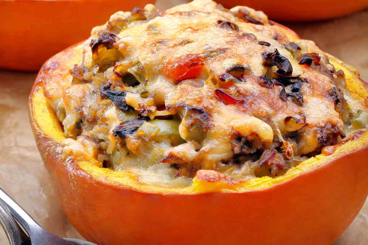 zucca ripiena con formaggio e salsiccia