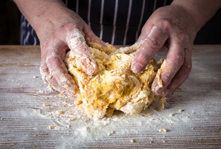 impastare la pasta con le mani