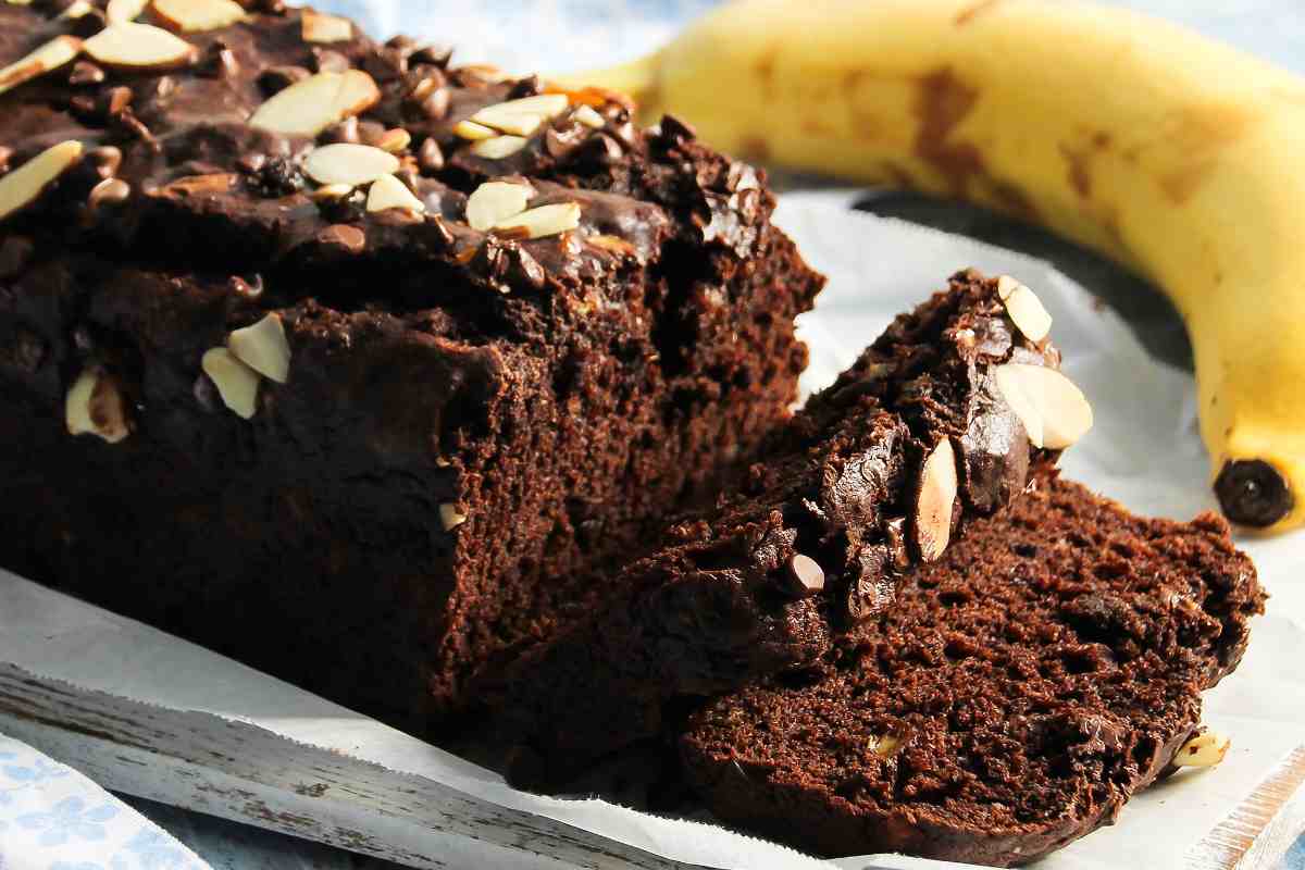 vassoio con banana bread al cioccolato e dietro una banana matura