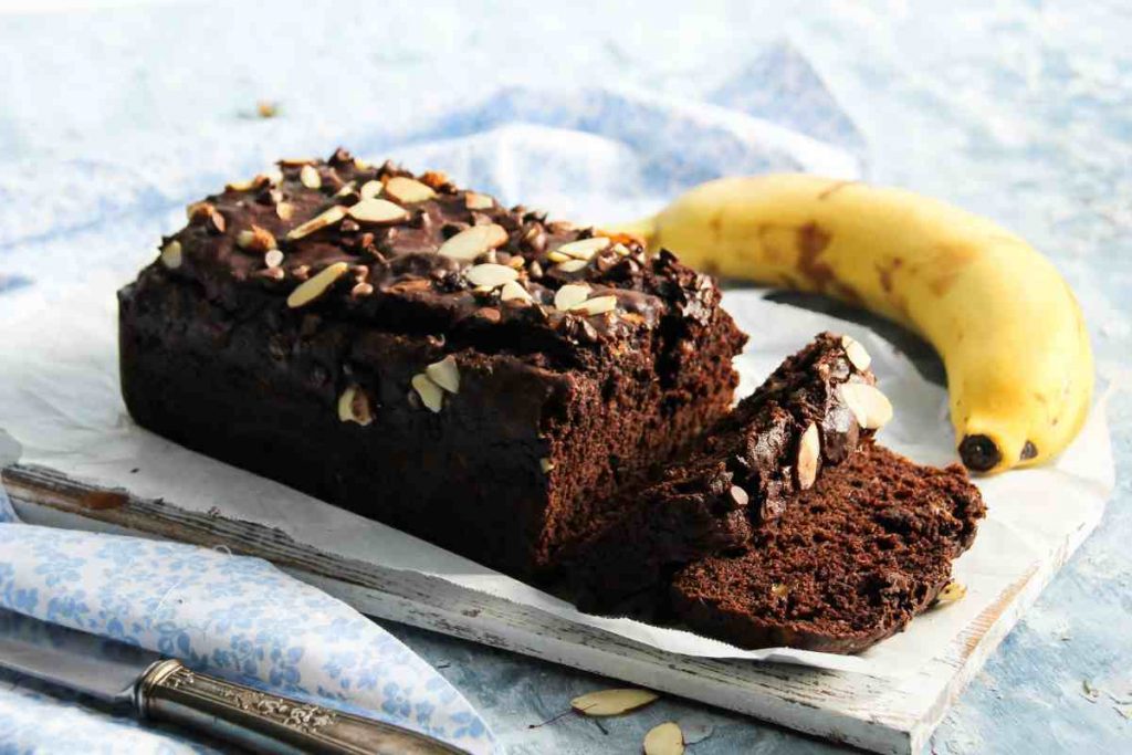 un banana bread tagliato a fette su un vassoio