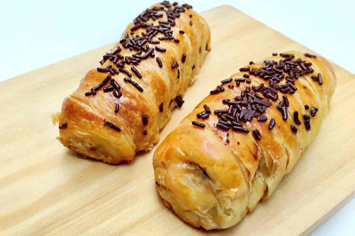 due rotolini di banane nella pasta sfoglia coperti di cioccolato in scaglie