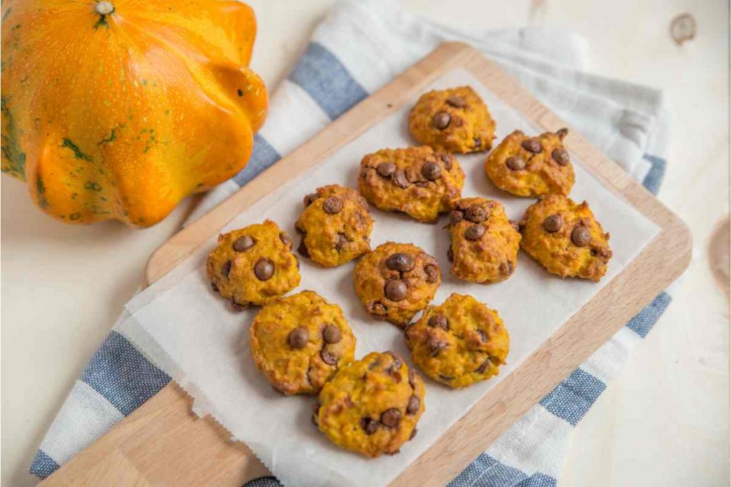 Biscotti con zucca e cioccolato su un tagliere visti dall'alto