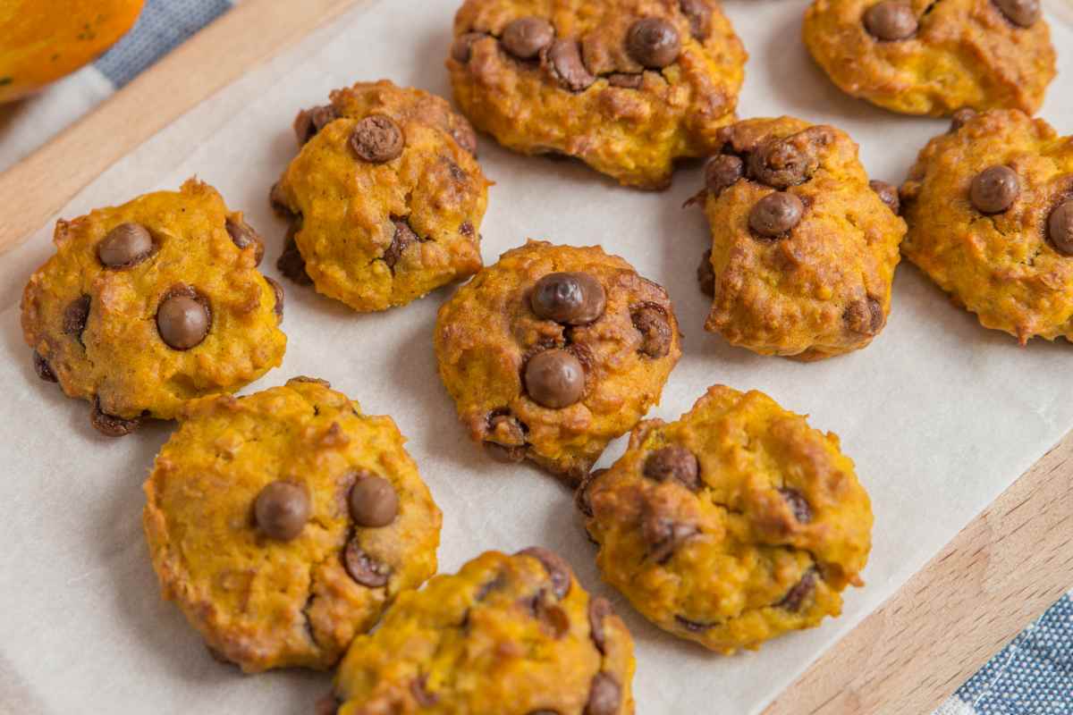 vassoio di legno con biscotti alla zucca e gocce di cioccolato