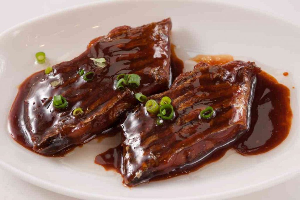 piatto con due fette di brasato al vino per il menu settimanale