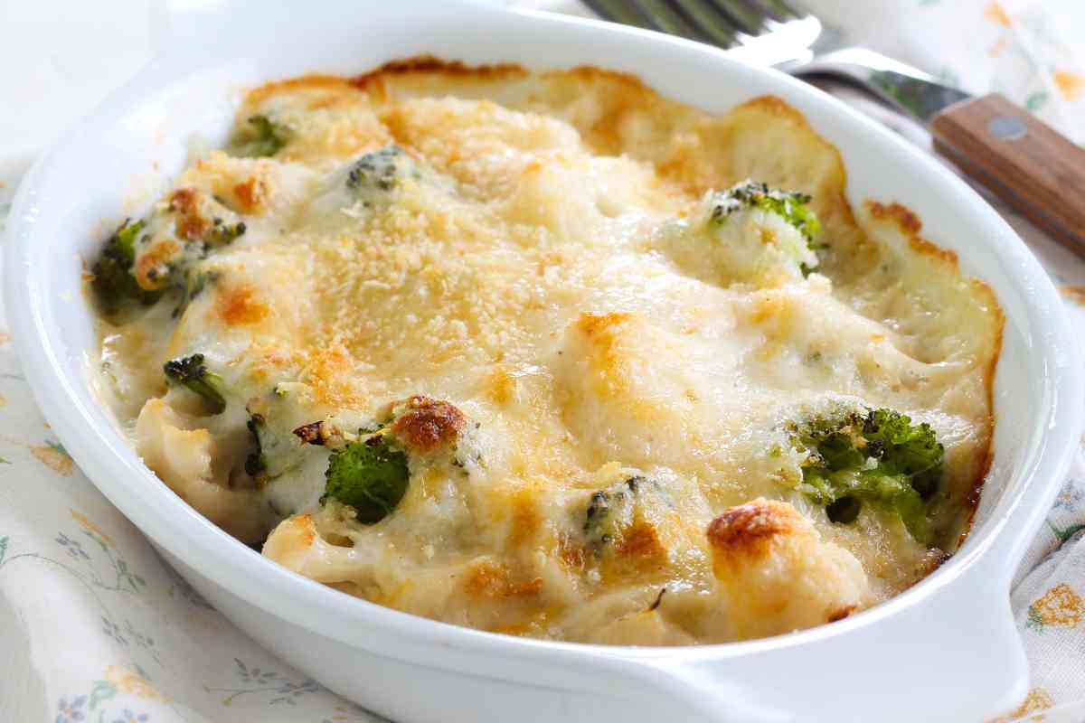 una pirofila con broccoli gratinati filanti