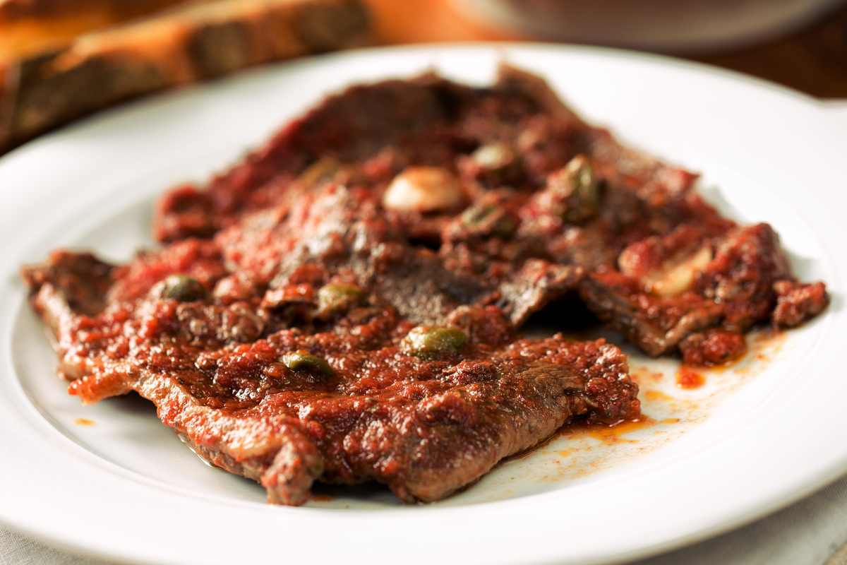 Carne alla pizzaiola in un piatto