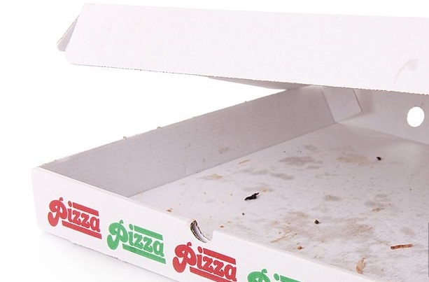 Un cartone della pizza unto