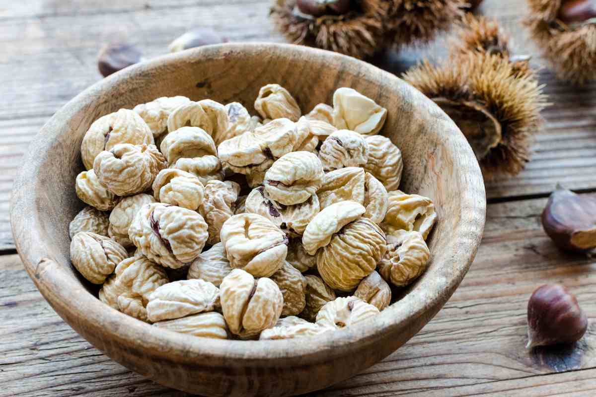 Castagne secche in una ciotola