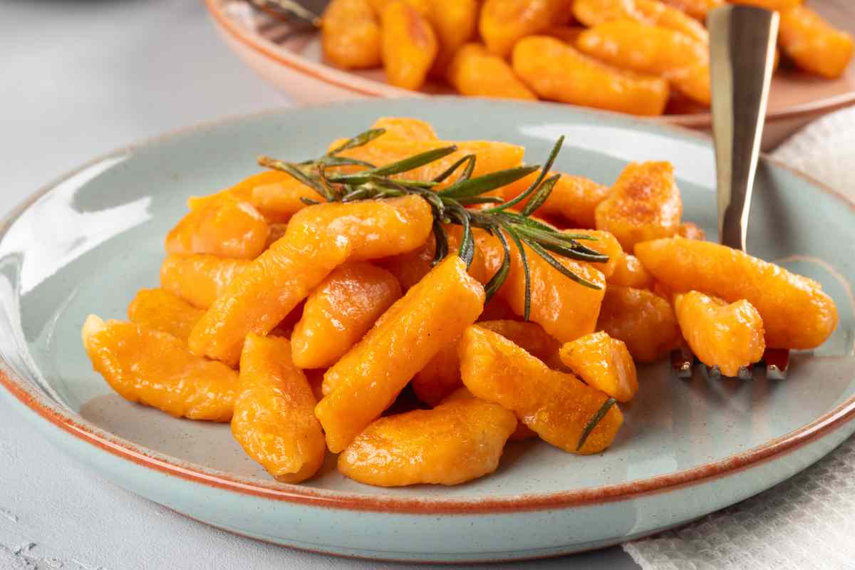 Gnocchi con crema di peperoni e feta in un piatto