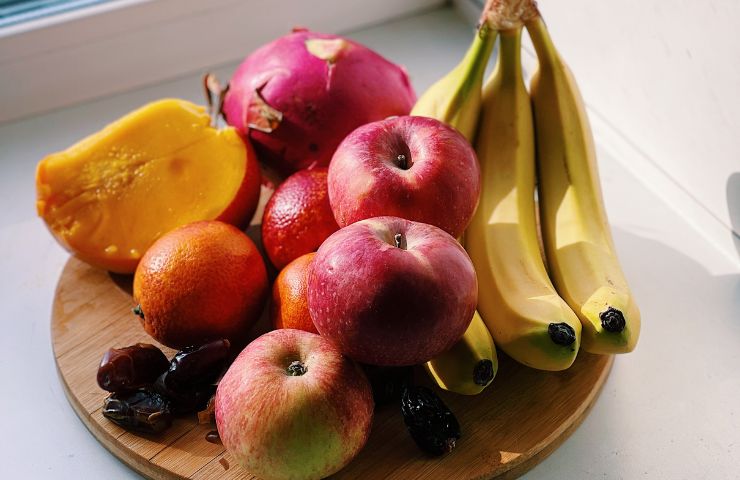 Frutta assortita su un vassoio