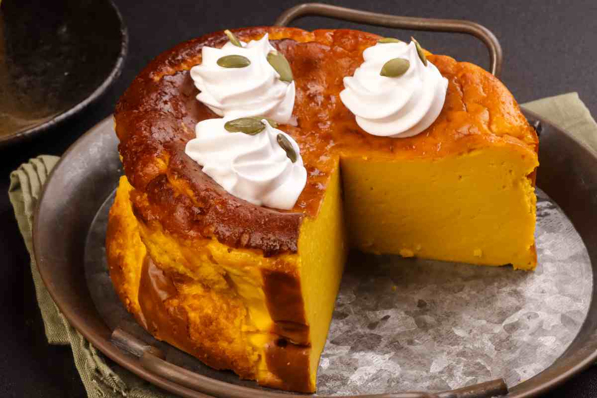 Cheesecake alla zucca cotta al forno su un vassoio di metallo con i manici